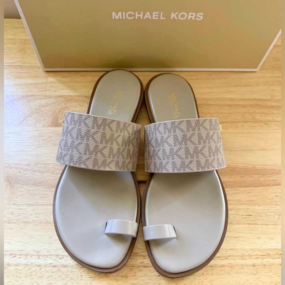 Like New/ Michael Kors Flat Sandals, size 5.5, Gray Beige